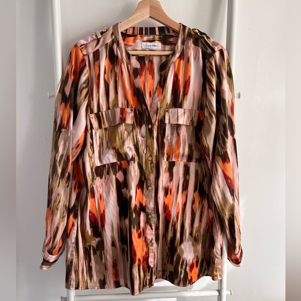 Colourful, silky CK blouse 😍